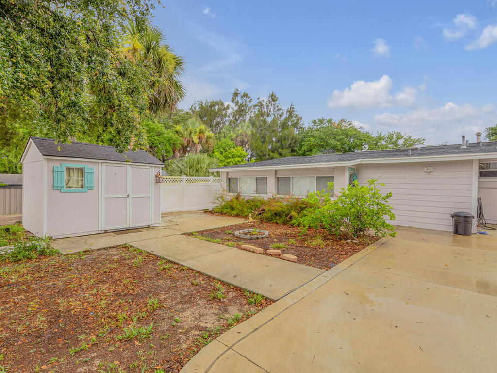 801 E 24th Avenue, New Smyrna Beach, FL 32169