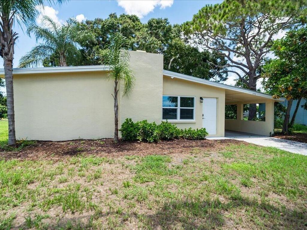 208 NE Entrada Avenue, Port St Lucie, FL 34952