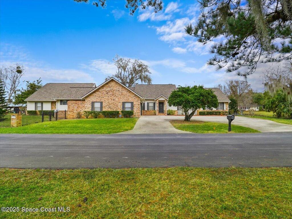 1610 Yellow Brick Road, Astor, FL 32102