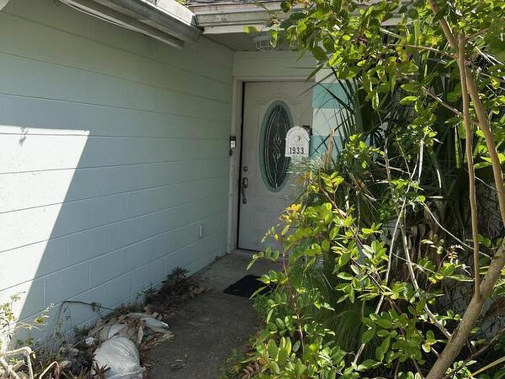 1933 Bayview Drive, New Smyrna Beach, FL 32168