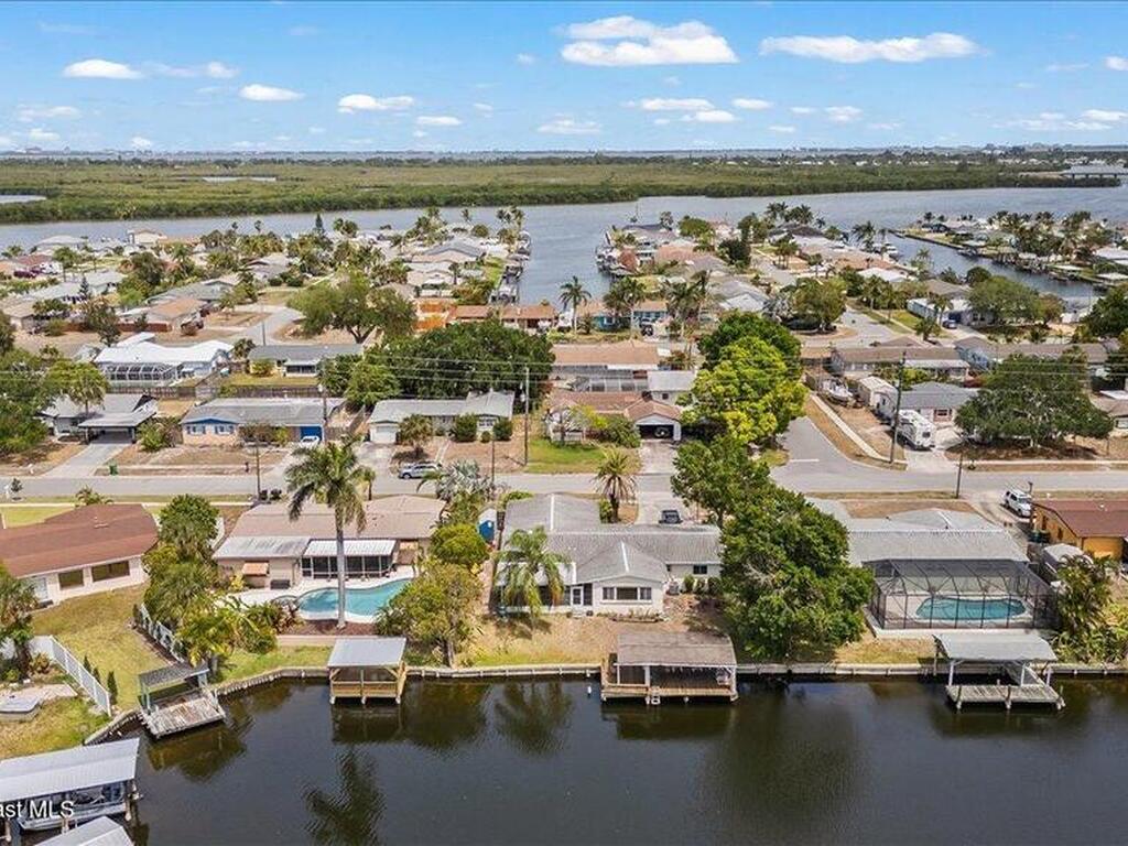 945 E Richland Avenue, Merritt Island, FL 32953