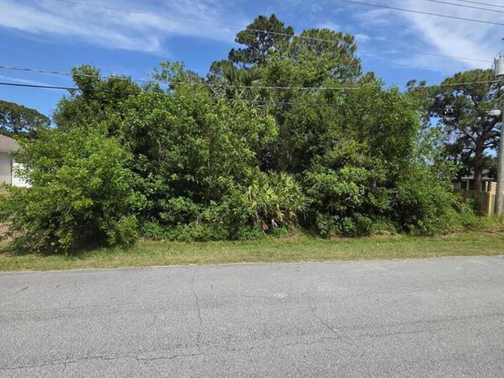 511 NW Grenada Street, Port St. Lucie, FL 34983
