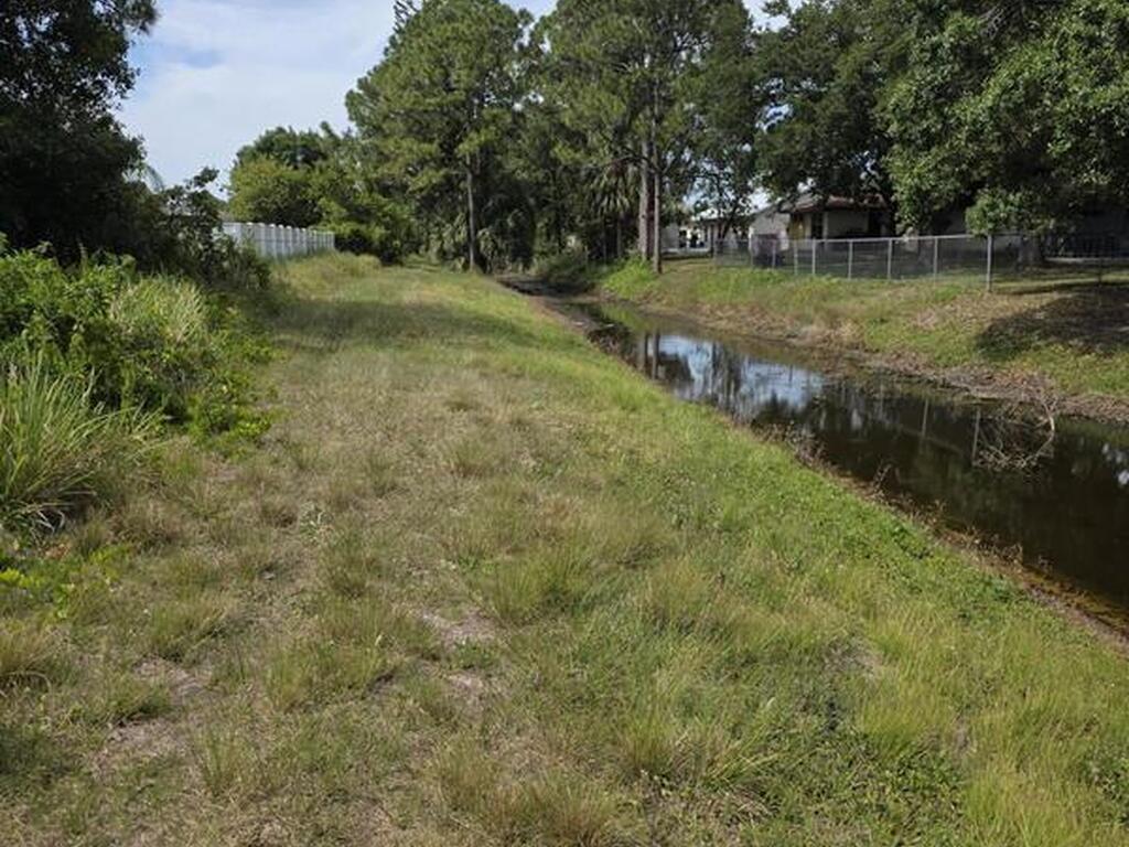 511 NW Grenada Street, Port St. Lucie, FL 34983