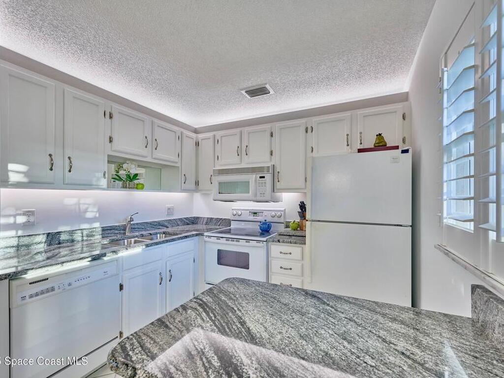 70 Royal Oak Court, Vero Beach, FL 32962