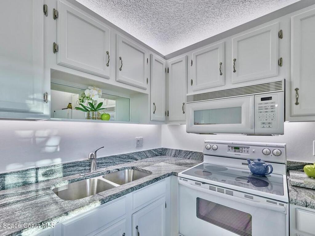 70 Royal Oak Court, Vero Beach, FL 32962