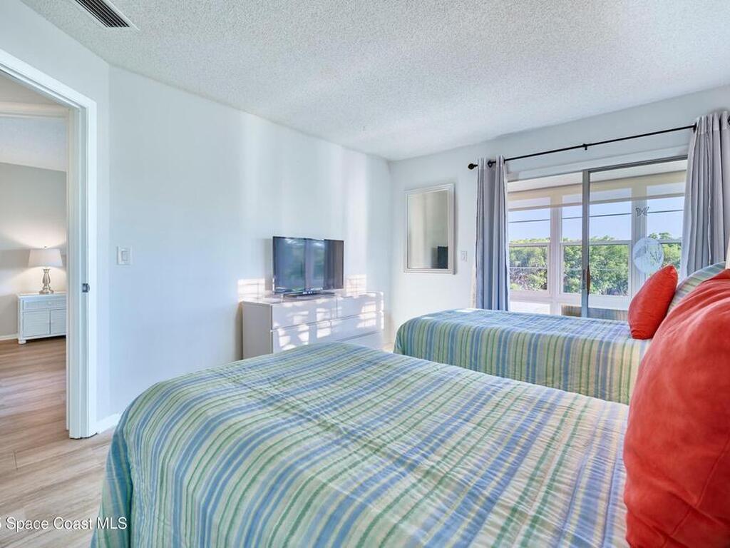 70 Royal Oak Court, Vero Beach, FL 32962