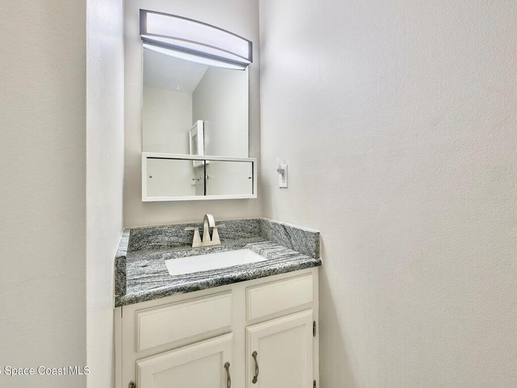 70 Royal Oak Court, Vero Beach, FL 32962