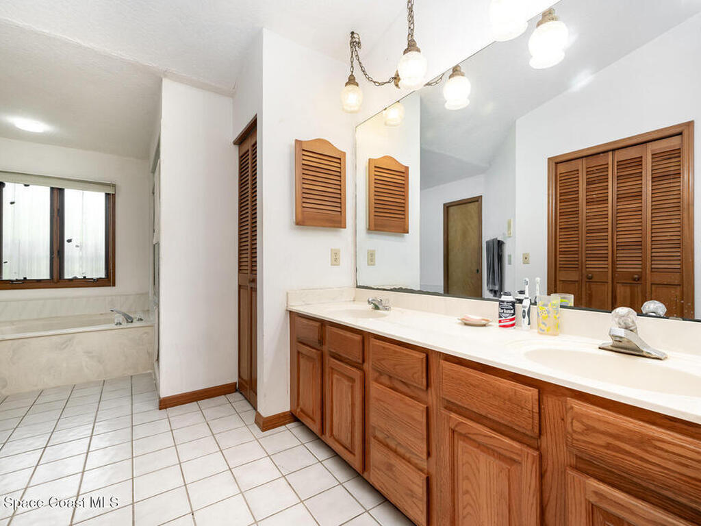 4625 Hidden Lakes Place, Melbourne, FL 32934