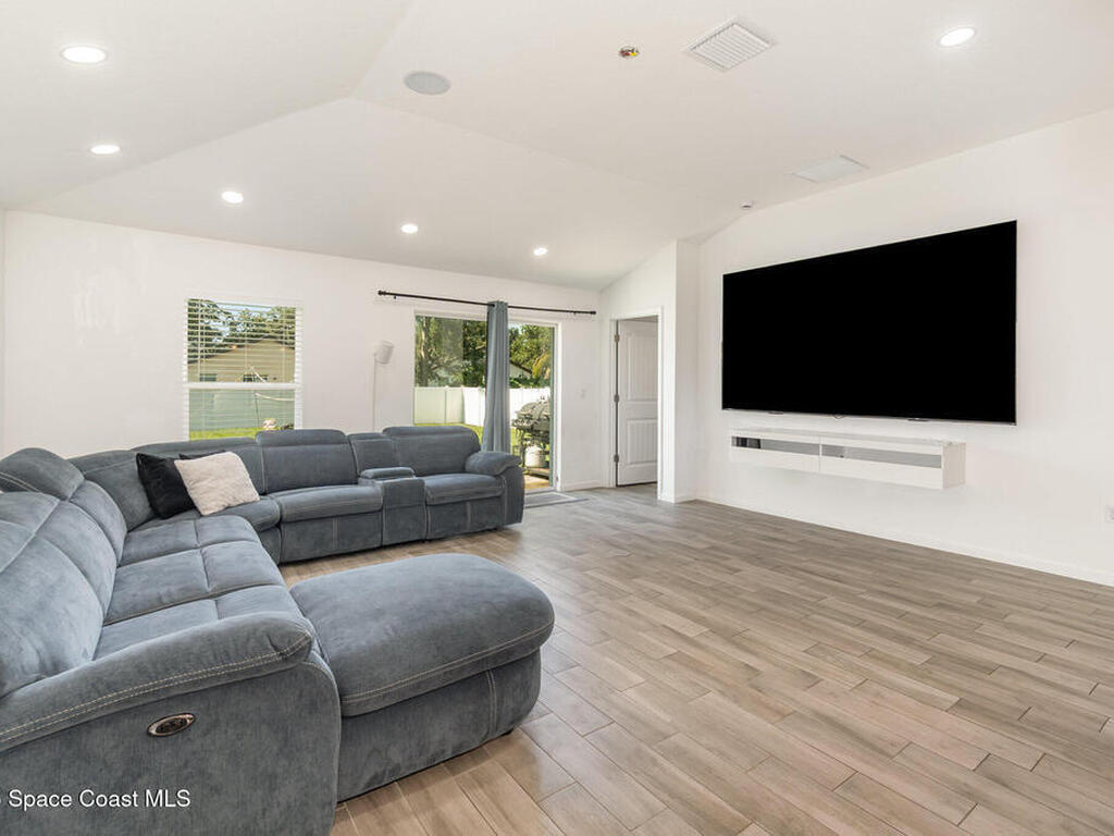 1534 Pine Street, Orlando, FL 32824