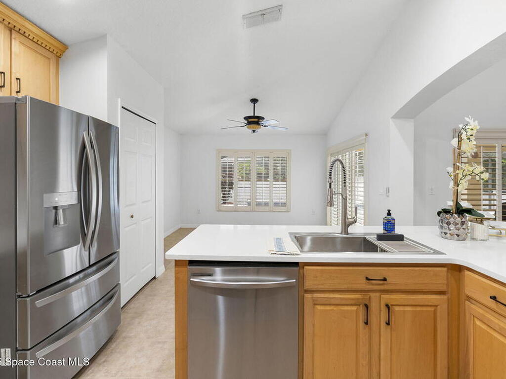 729 Strihal Loop, Oakland, FL 34787