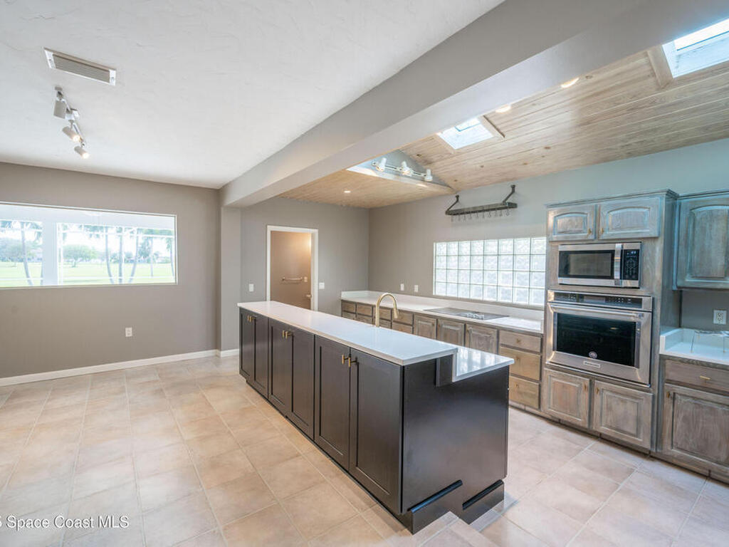 6 Country Club Road, Cocoa Beach, FL 32931