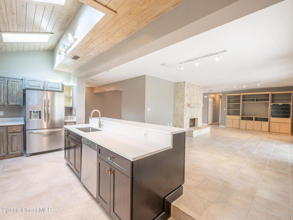 6 Country Club Road, Cocoa Beach, FL 32931