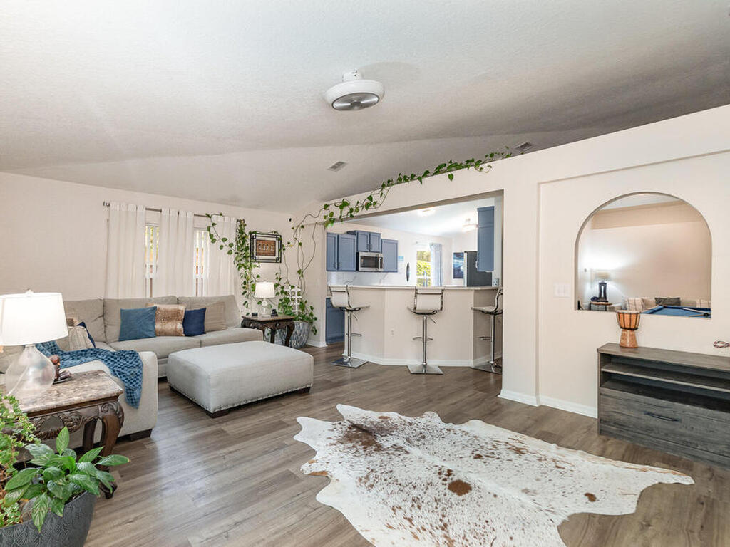 1736 Vista Lake Circle, Melbourne, FL 32904