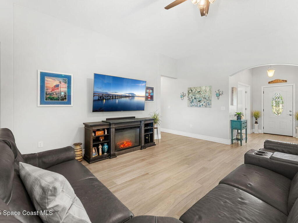 4009 Gardenwood Circle, Grant, FL 32949