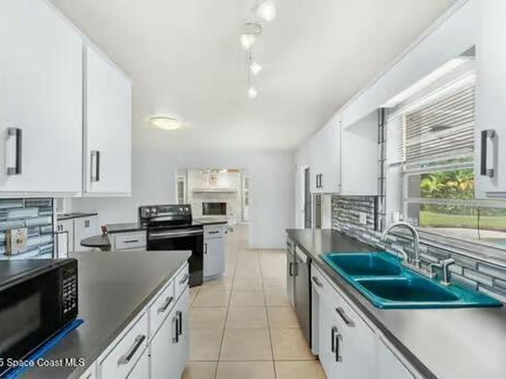 933 Waialae Circle, Palm Bay, FL 32905