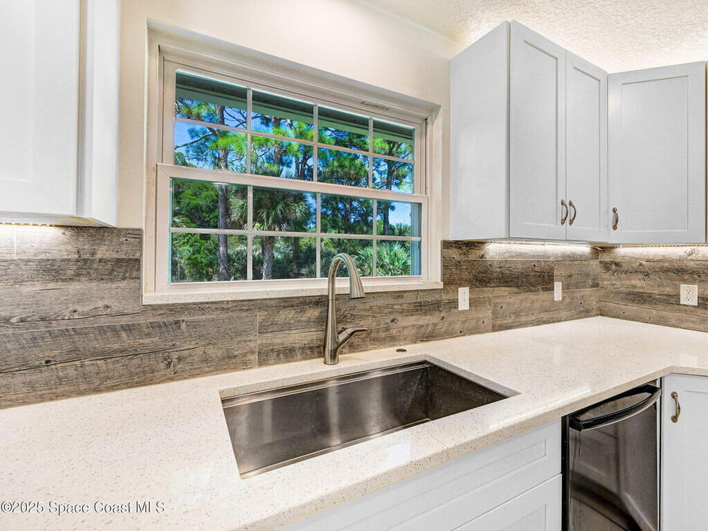 6570 Whispering Pines Lane, Grant, FL 32949