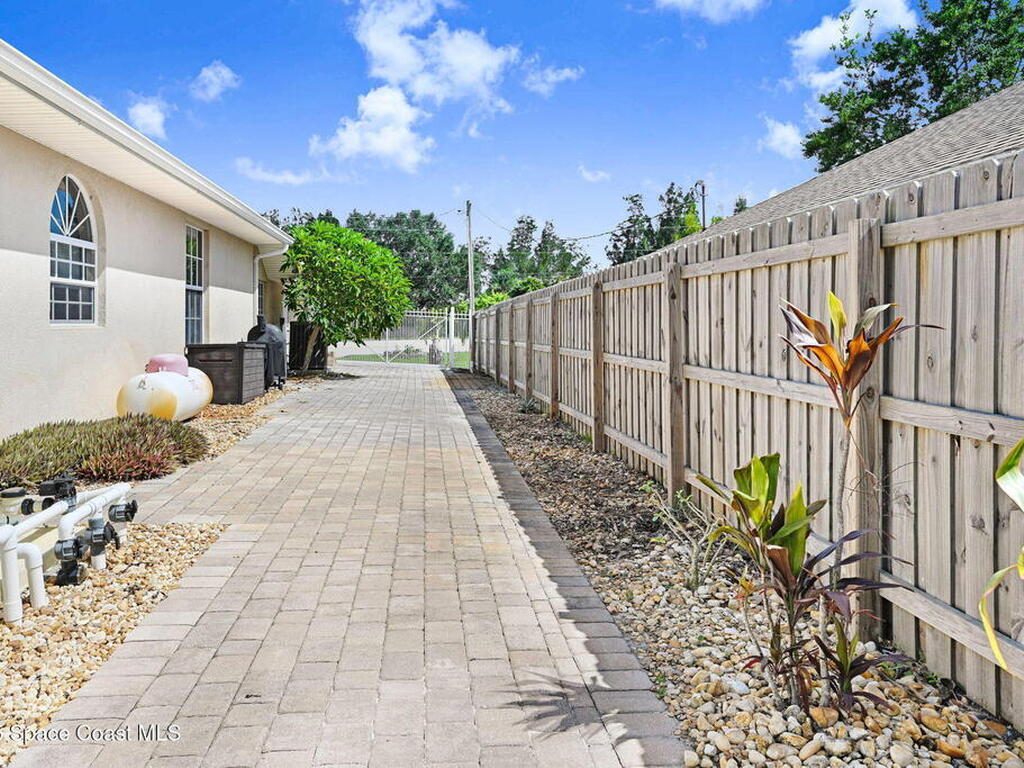 2735 S Courtenay Parkway, Merritt Island, FL 32952