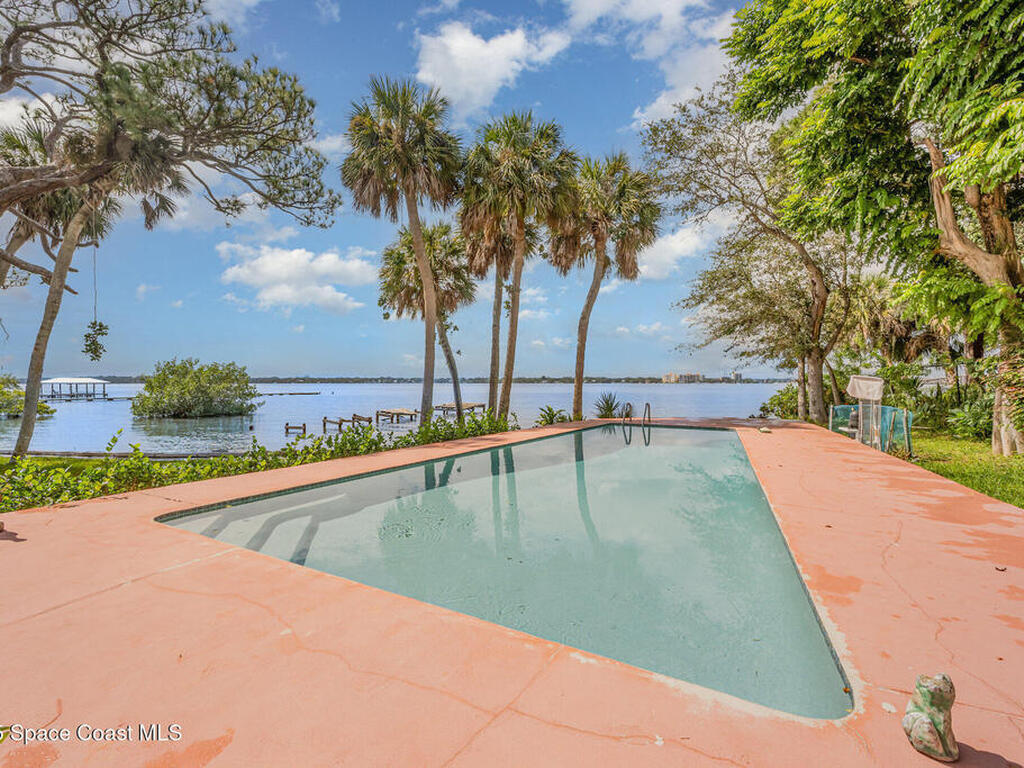 327 S Tropical Trail, Merritt Island, FL 32952