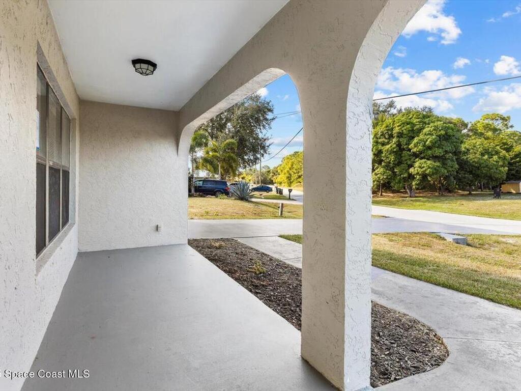 402 SW Sansom Lane, Port St. Lucie, FL 34953