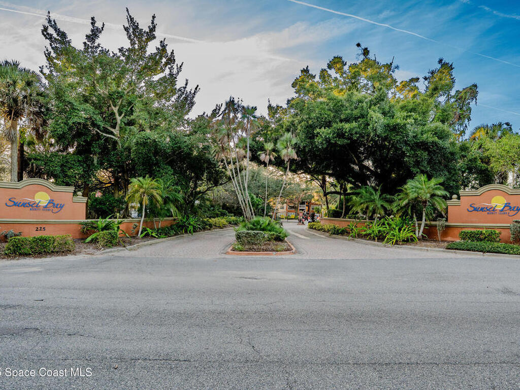 225 S Tropical Trail, Merritt Island, FL 32952