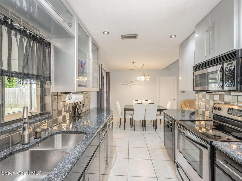 220 Cinnamon Lake Circle, Melbourne, FL 32901