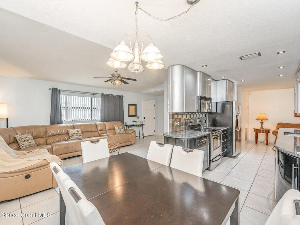 220 Cinnamon Lake Circle, Melbourne, FL 32901