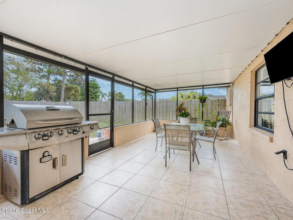 220 Cinnamon Lake Circle, Melbourne, FL 32901