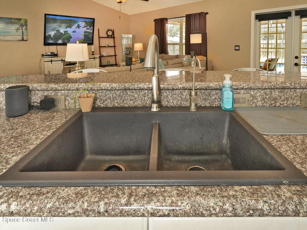 6042 Newbury Circle, Melbourne, FL 32940