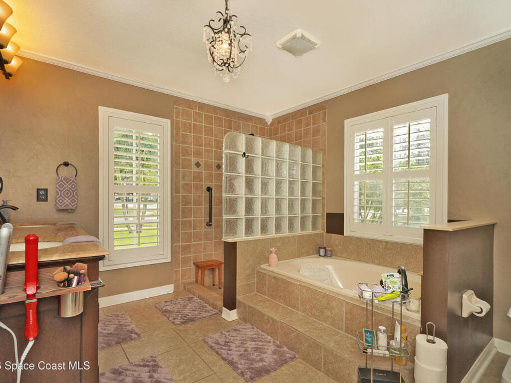 6042 Newbury Circle, Melbourne, FL 32940