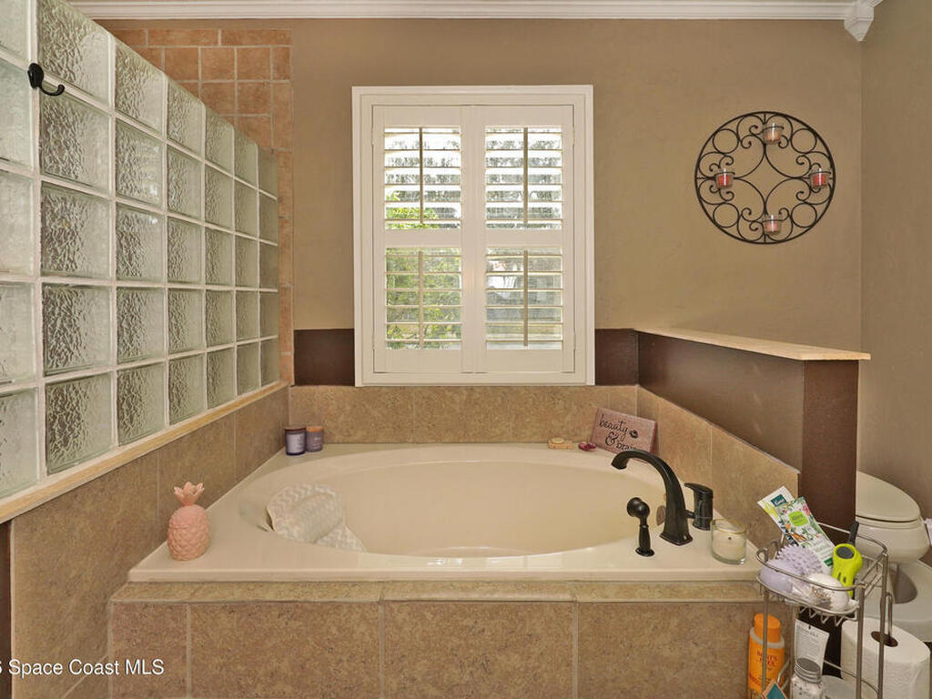 6042 Newbury Circle, Melbourne, FL 32940