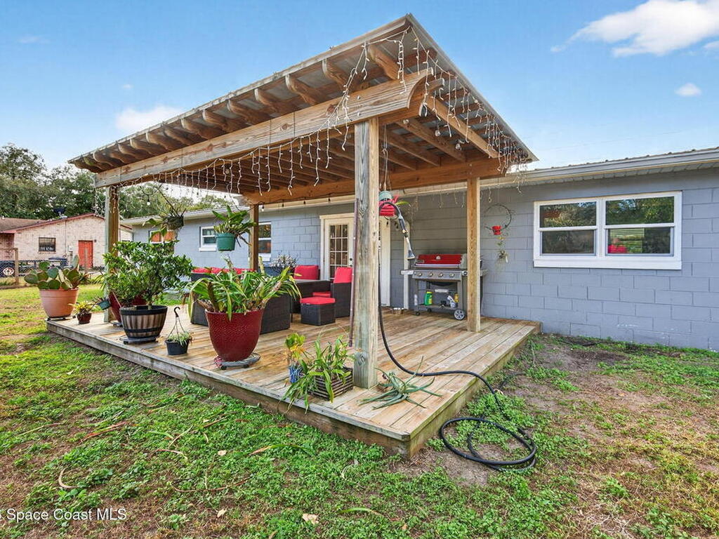 6033 Palm Street, Mims, FL 32754