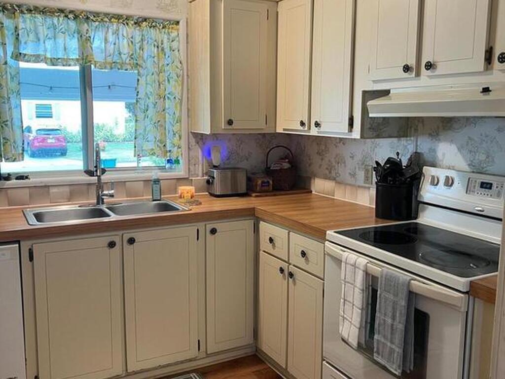 1076 Royal Palm Drive, Barefoot Bay, FL 32976