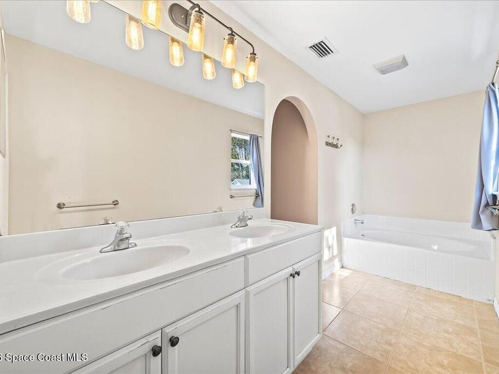 1640 Vista Lake Circle, Melbourne, FL 32904