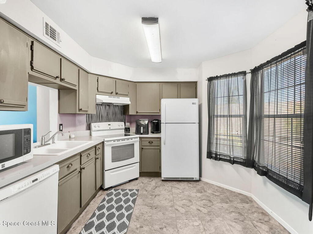 4920 Lake Waterford Way, Melbourne, FL 32901