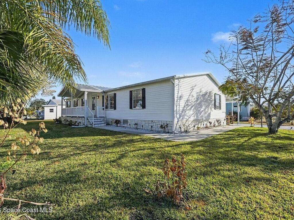 926 Laurel Circle, Barefoot Bay, FL 32976