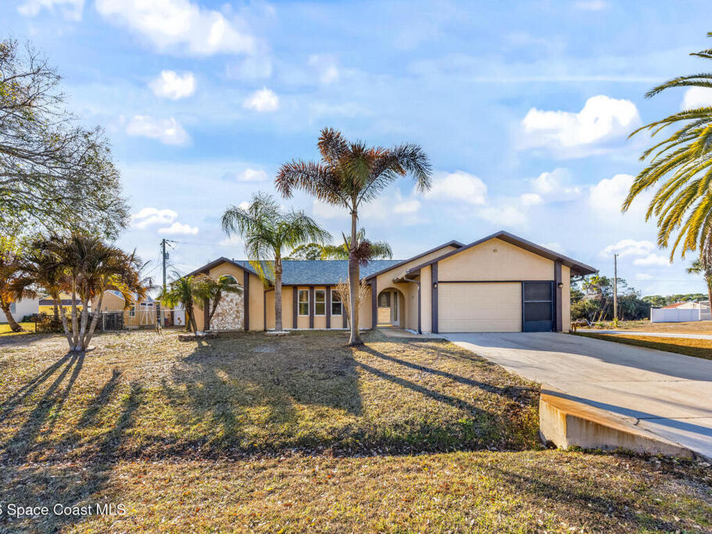 100 Seahorse Circle, Palm Bay, FL 32909