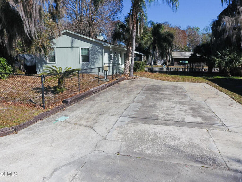 56304 Acorn Road, Astor, FL 32102