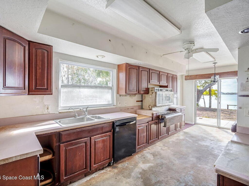 535 Robinhood Drive, Merritt Island, FL 32953