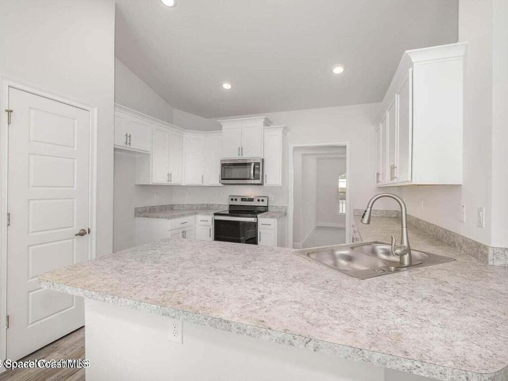 483 Oakleaf Street, Palm Bay, FL 32908